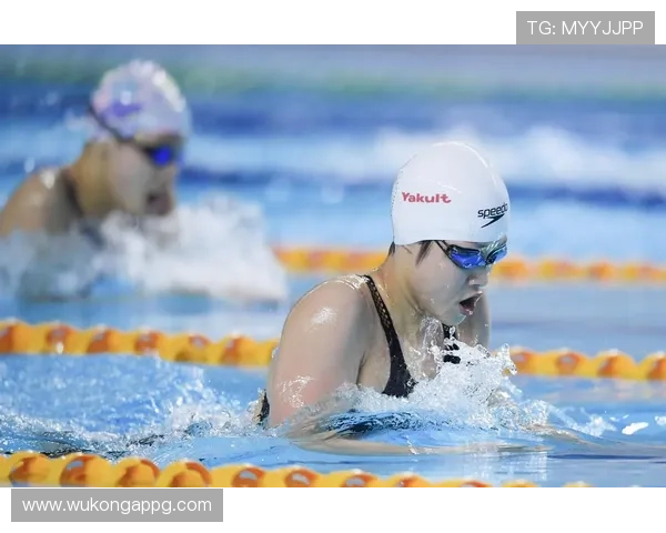 余依婷训练完直接拎爱马仕去吃夜宵？